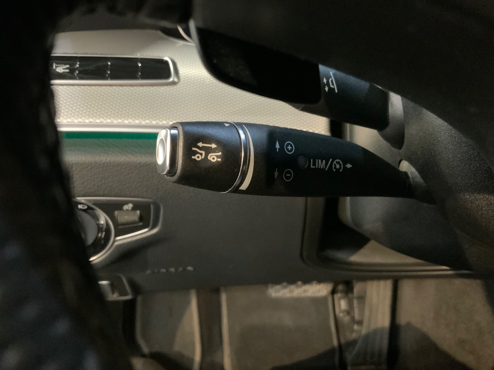 Sølv Mercedes E350 e fra 2017 set indefra