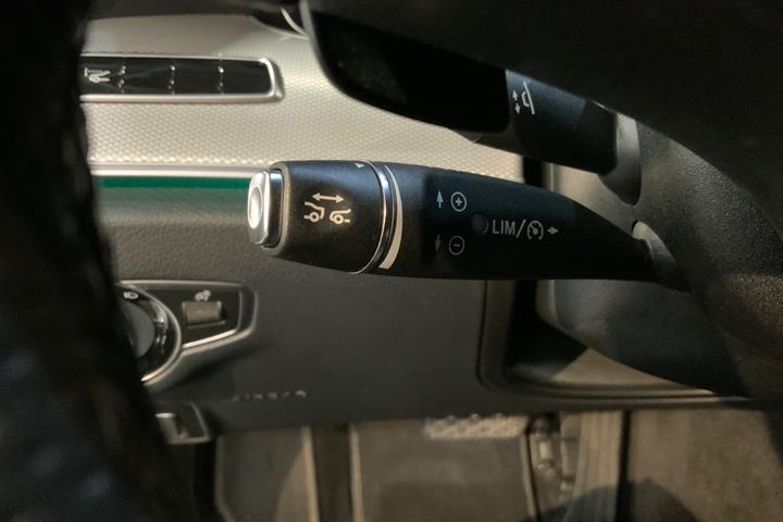 Sølv Mercedes E350 e fra 2017 set indefra
