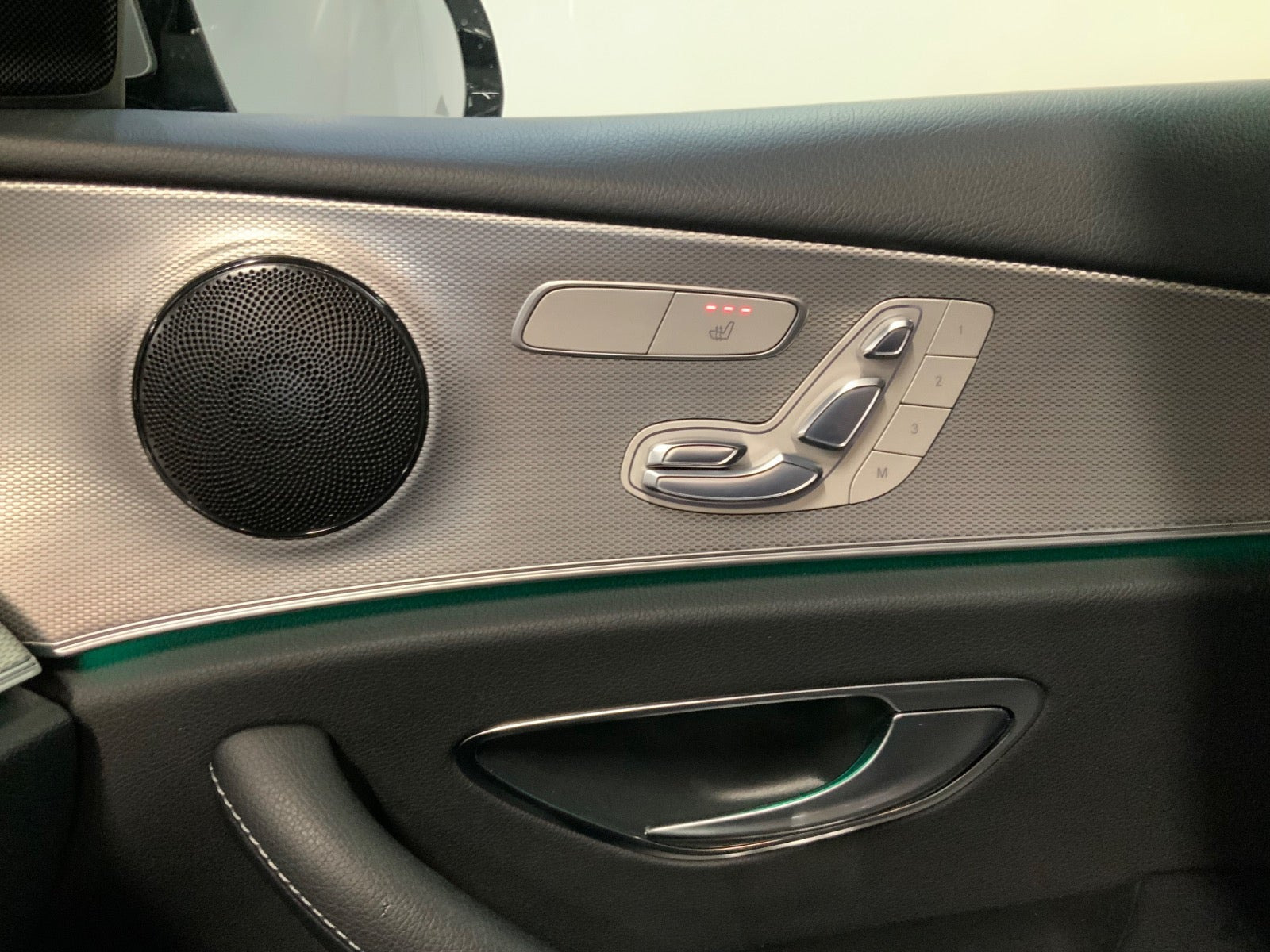 Sølv Mercedes E350 e fra 2017 set indefra