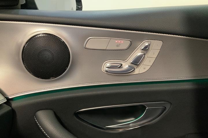 Sølv Mercedes E350 e fra 2017 set indefra
