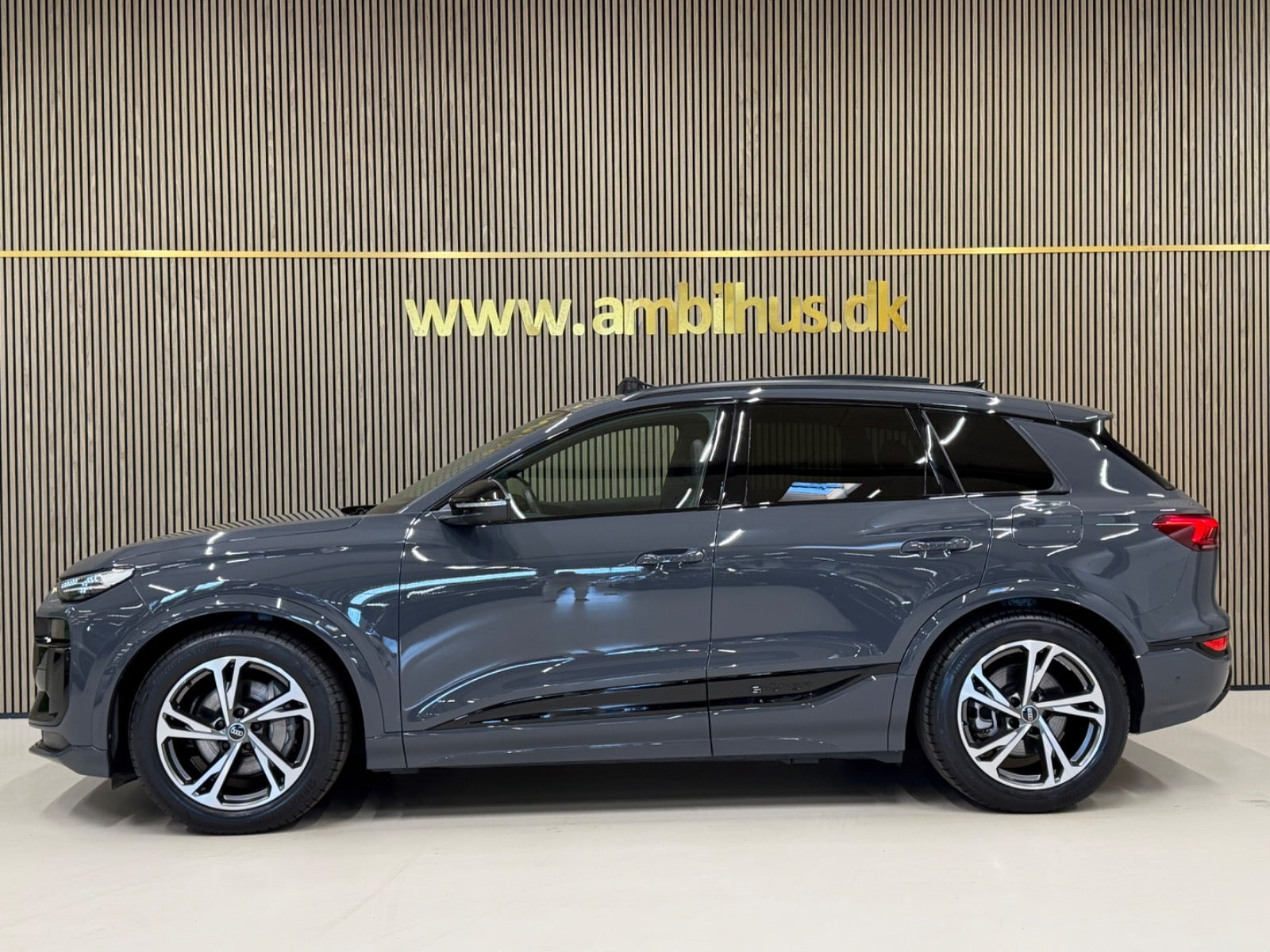 Grå Audi Q6 e-tron fra 2025