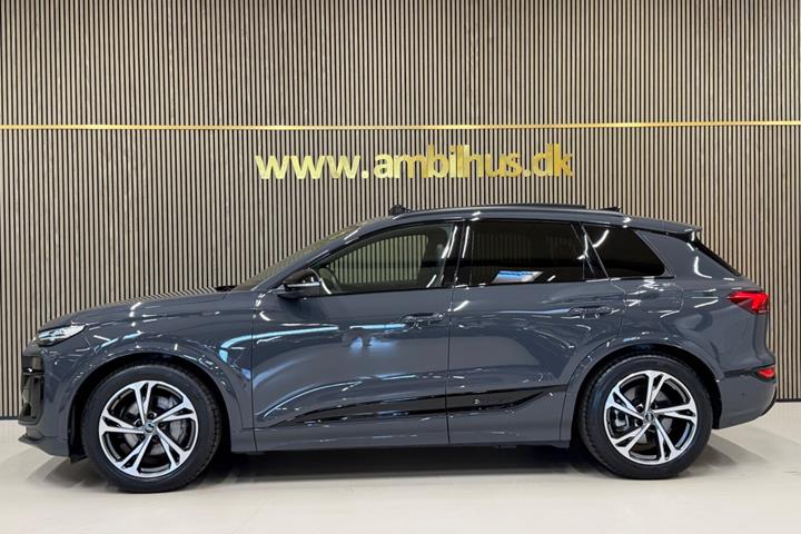 Grå Audi Q6 e-tron fra 2025