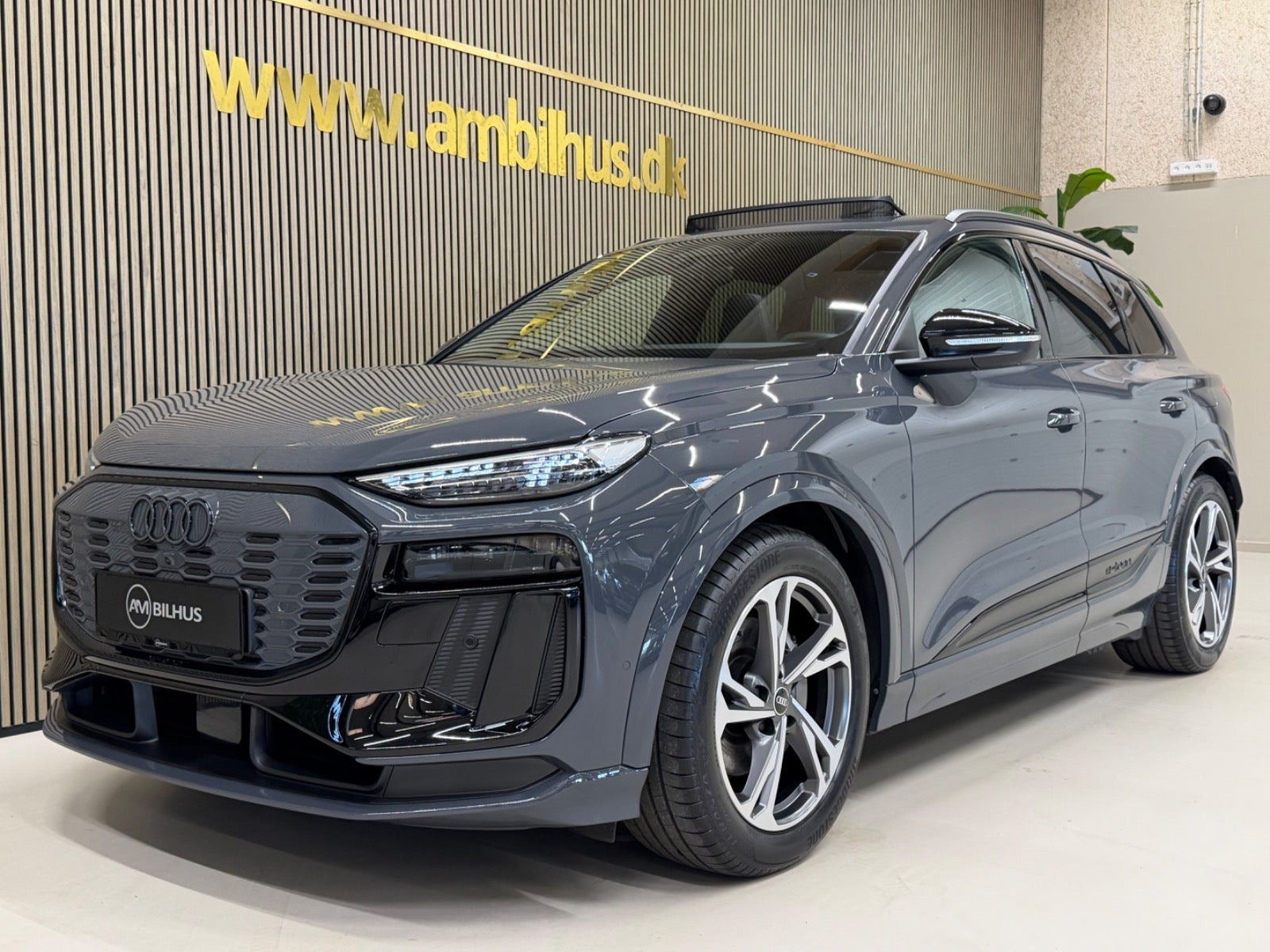 Grå Audi Q6 e-tron fra 2025
