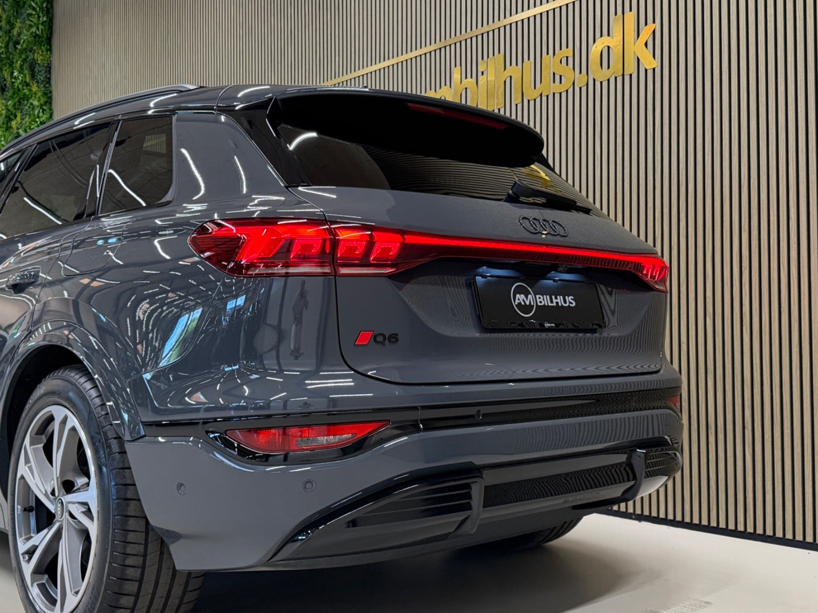 Grå Audi Q6 e-tron fra 2025