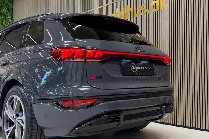 Grå Audi Q6 e-tron fra 2025