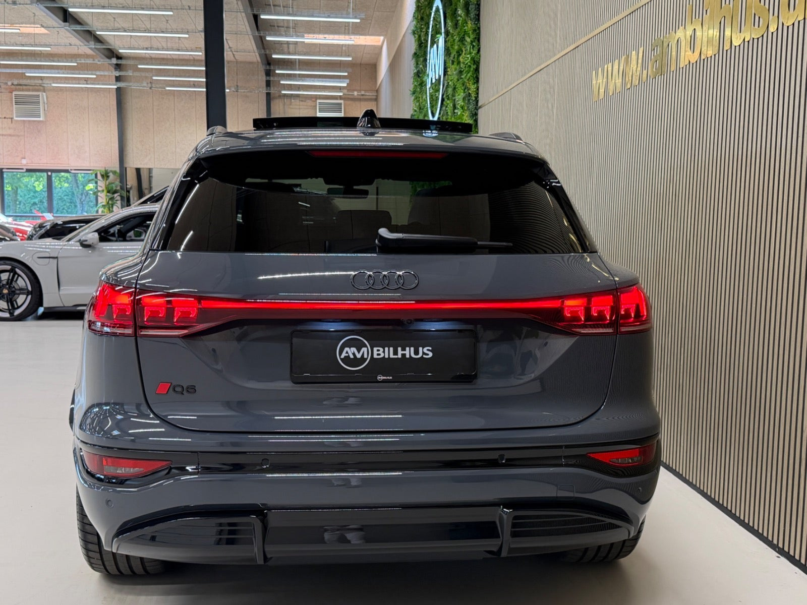 Grå Audi Q6 e-tron fra 2025