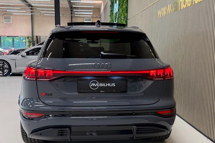 Grå Audi Q6 e-tron fra 2025