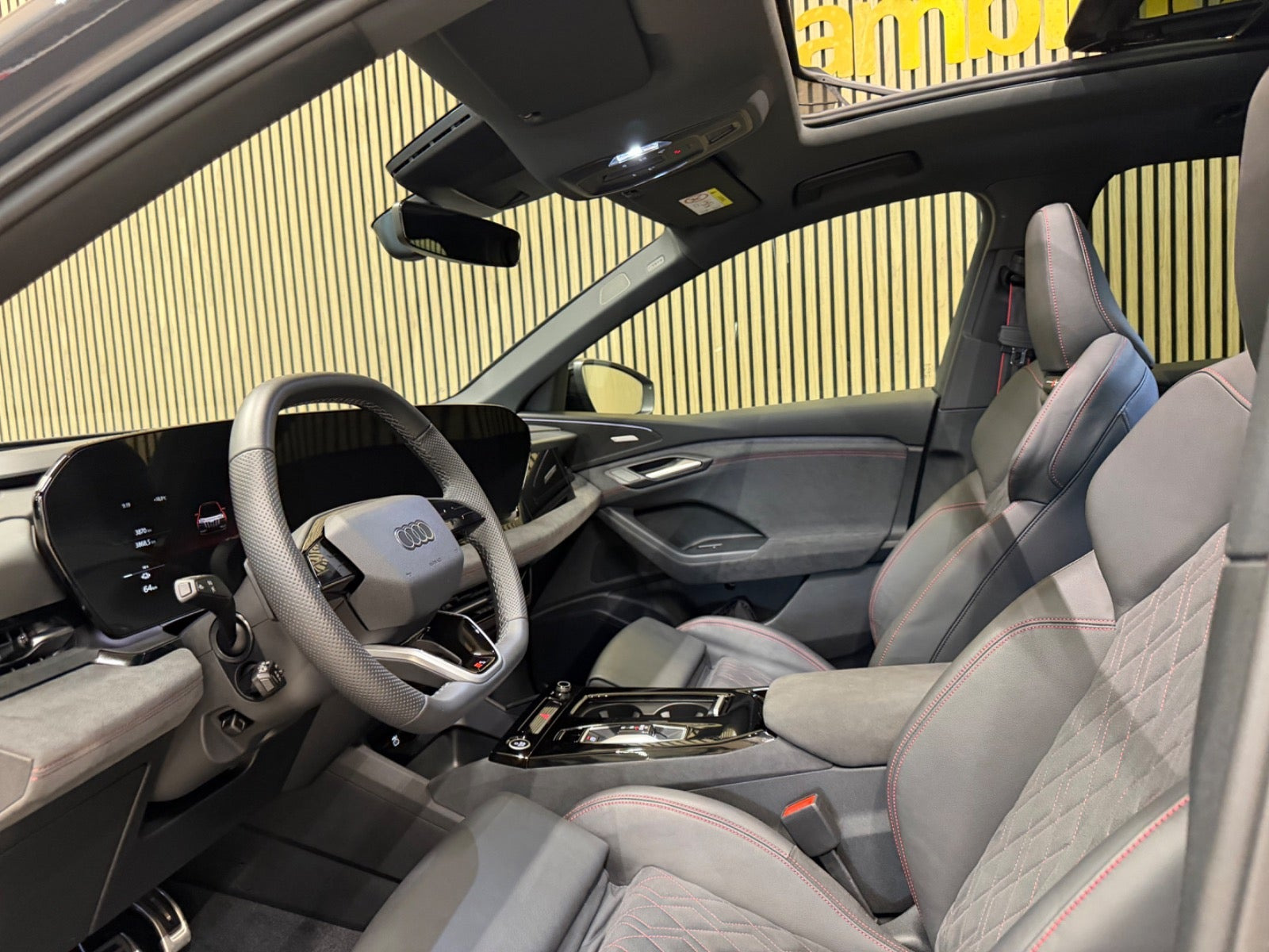 Grå Audi Q6 e-tron fra 2025