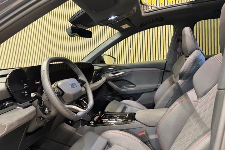 Grå Audi Q6 e-tron fra 2025