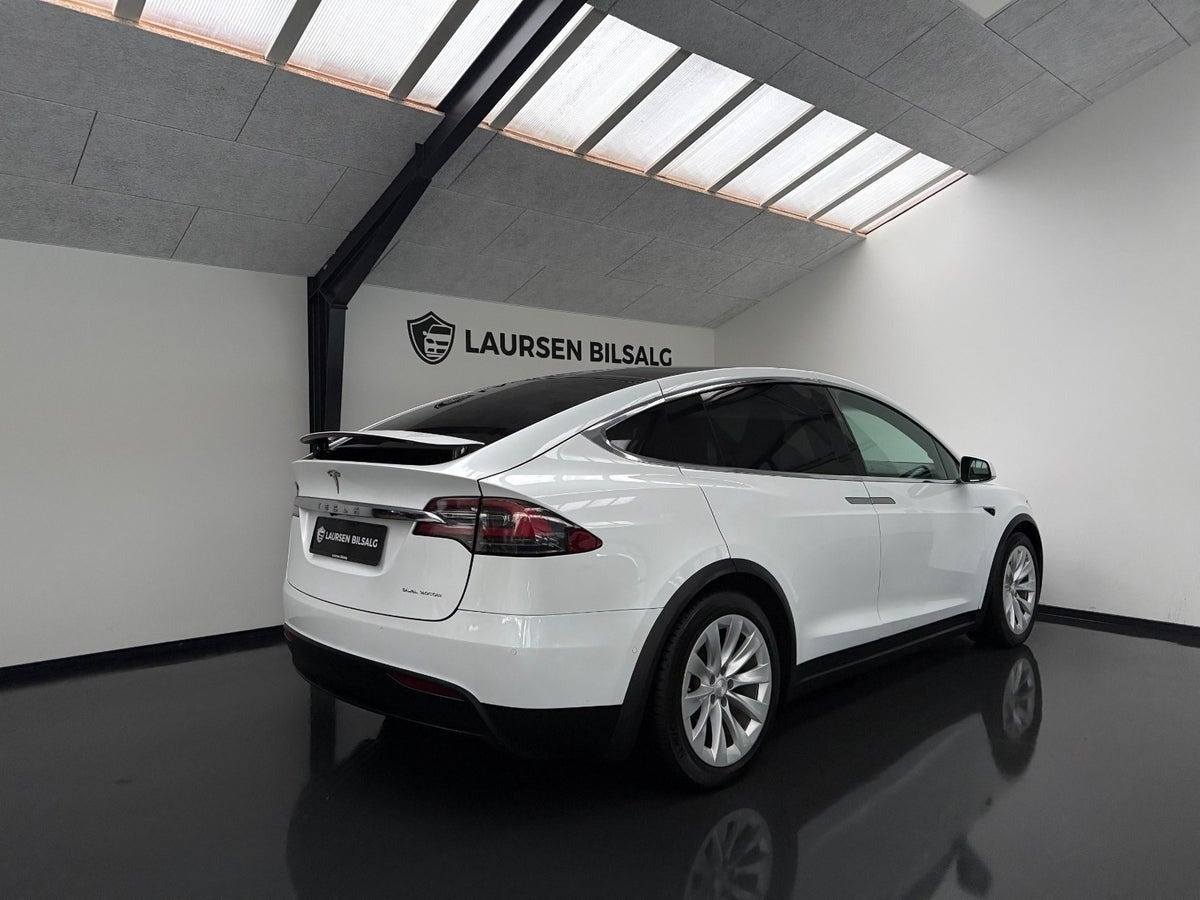 Hvid Tesla Model X fra 2019