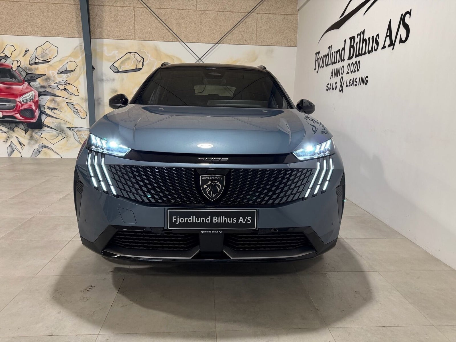 Blå Peugeot e-5008 fra 2025