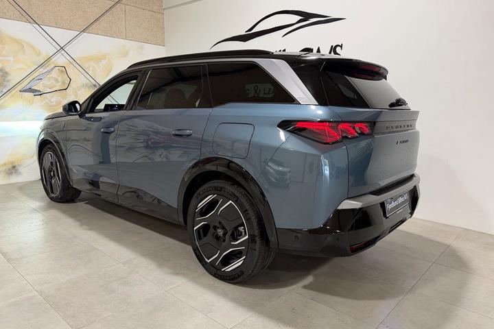 Blå Peugeot e-5008 fra 2025