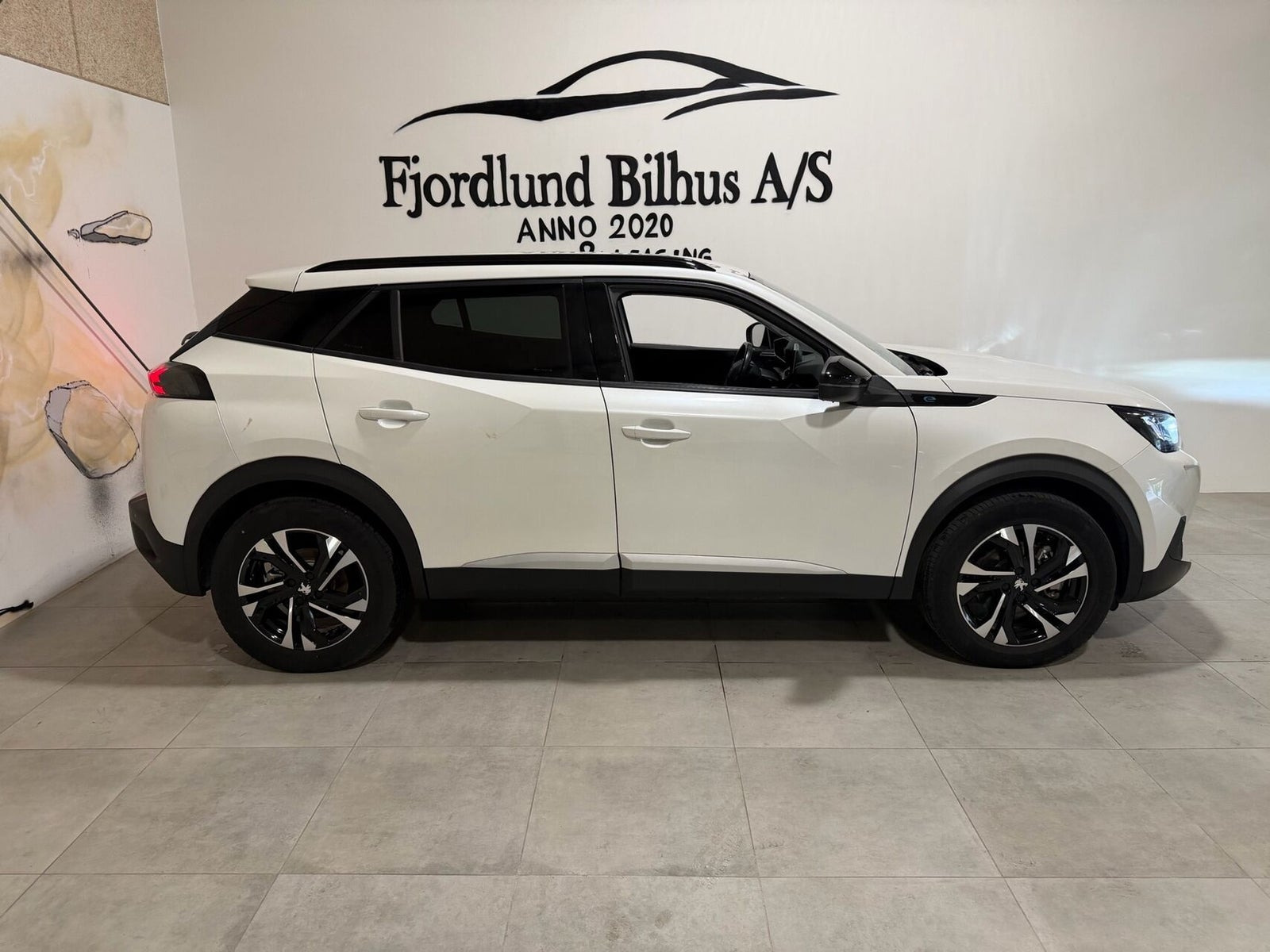 Hvid Peugeot e-2008 fra 2023