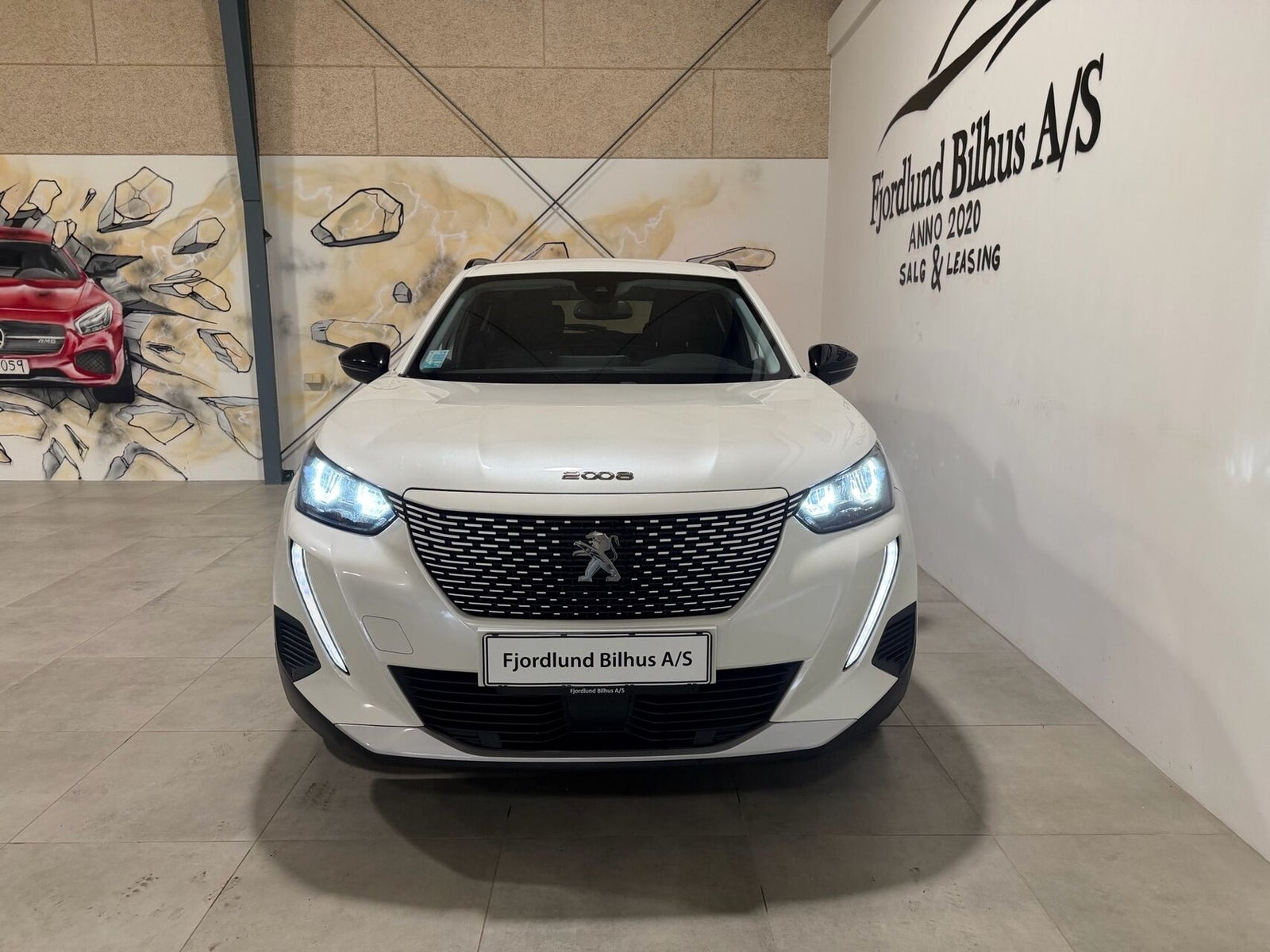 Hvid Peugeot e-2008 fra 2023