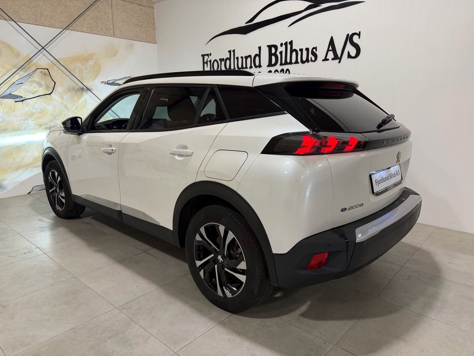 Hvid Peugeot e-2008 fra 2023