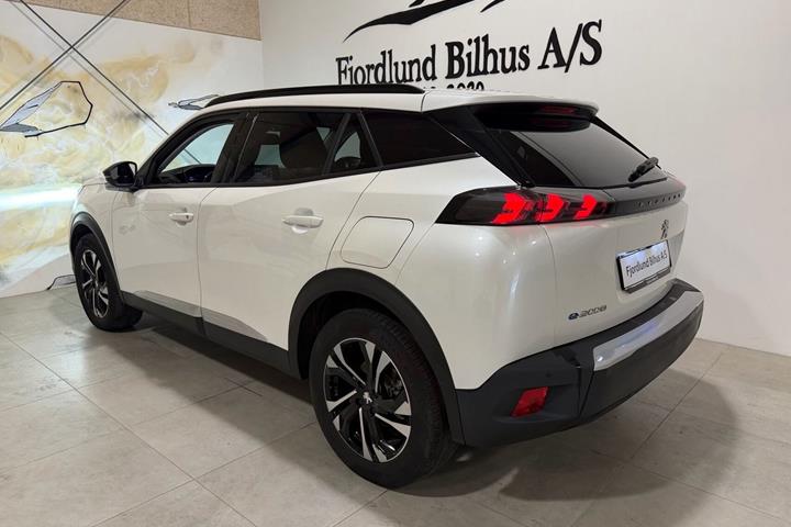 Hvid Peugeot e-2008 fra 2023