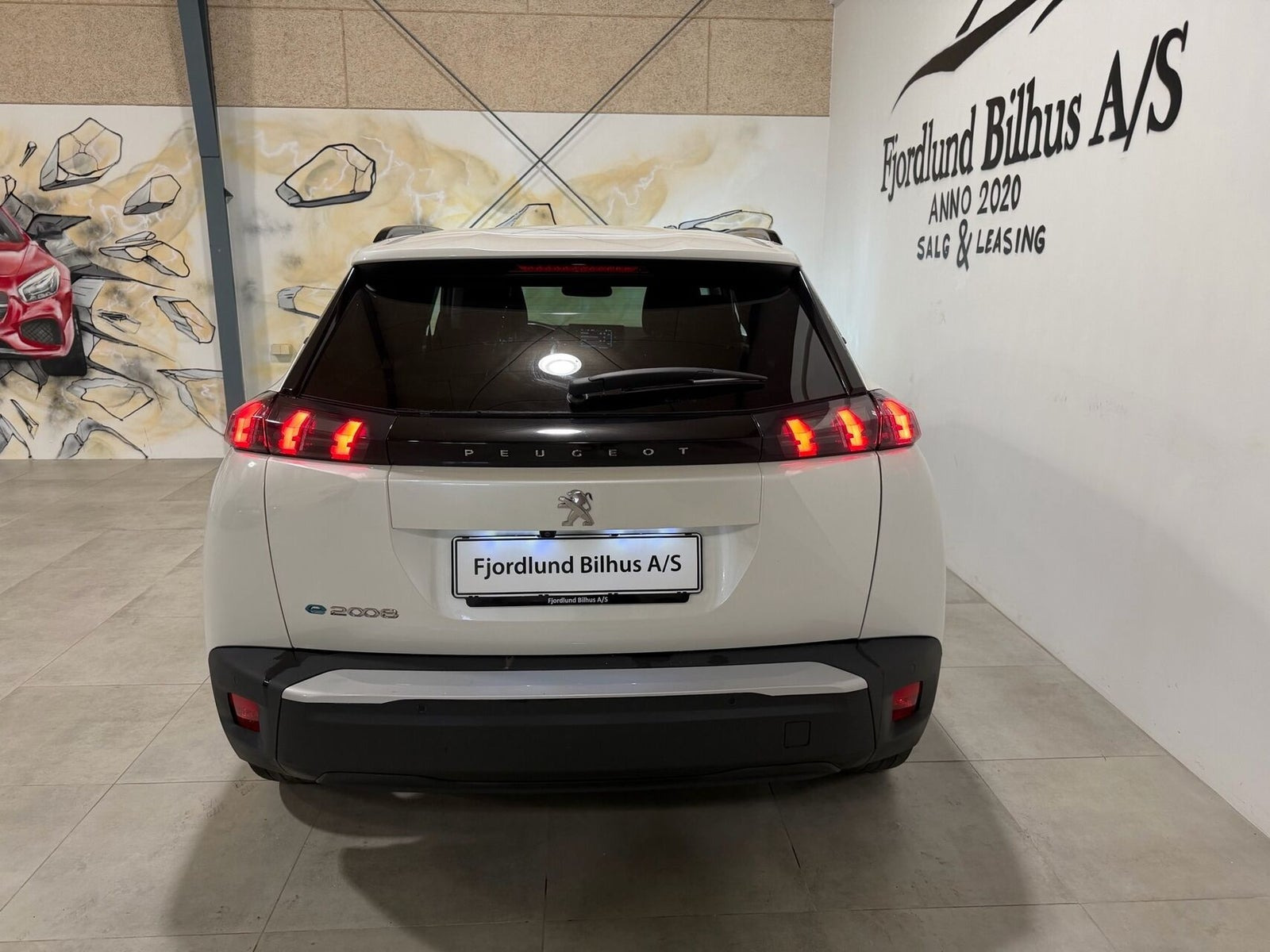 Hvid Peugeot e-2008 fra 2023