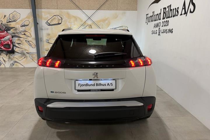 Hvid Peugeot e-2008 fra 2023