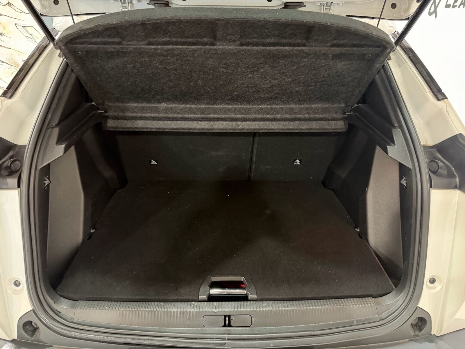 Hvid Peugeot e-2008 fra 2023