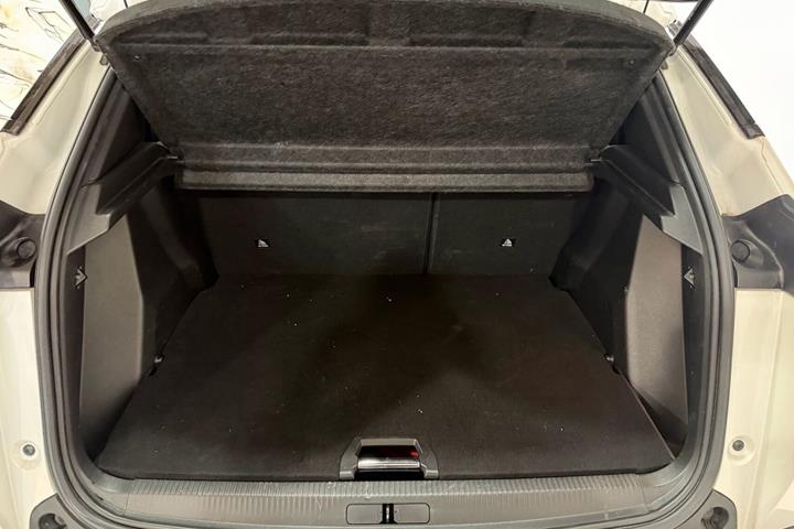 Hvid Peugeot e-2008 fra 2023
