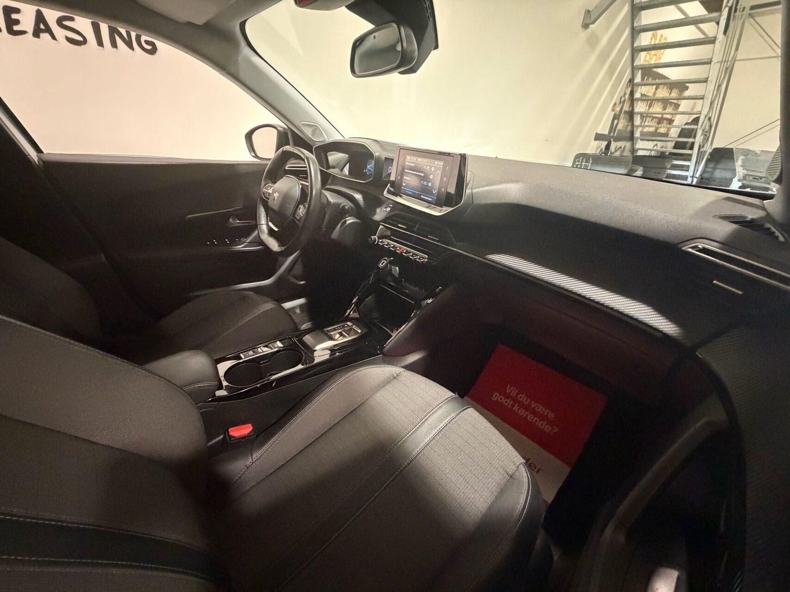 Hvid Peugeot e-2008 fra 2023