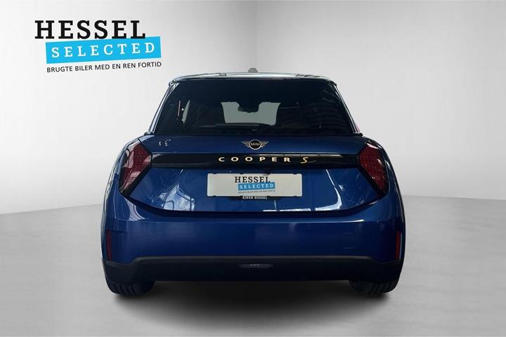 Blå Mini Cooper SE fra 2024