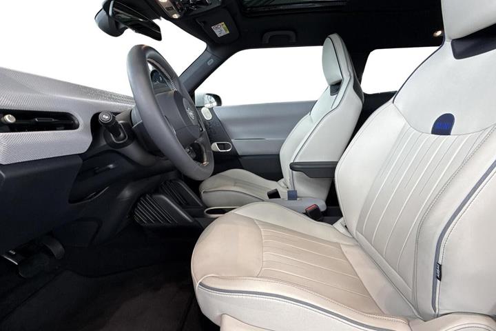 Blå Mini Cooper SE fra 2024