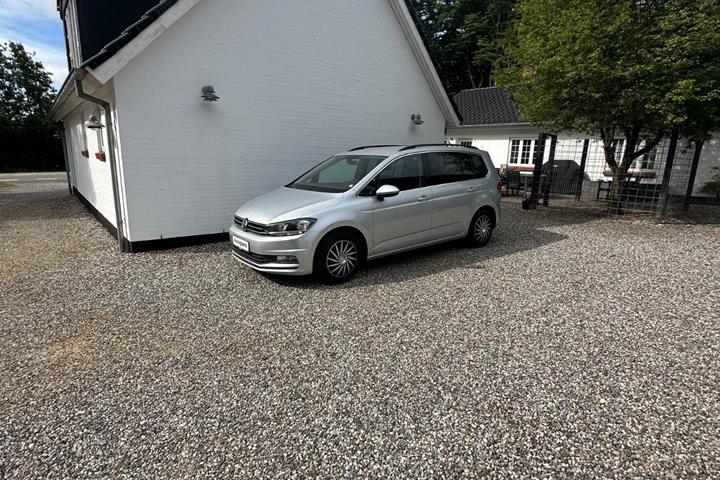 Sølv VW Touran fra 2017