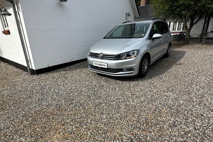Sølv VW Touran fra 2017