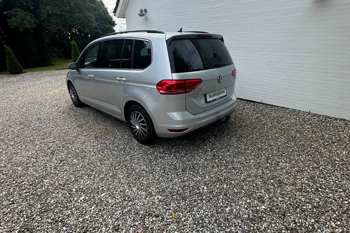 Sølv VW Touran fra 2017