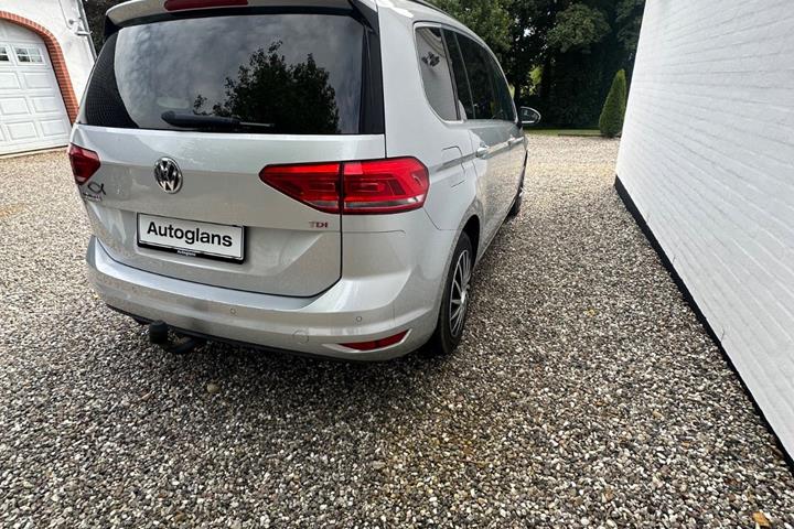 Sølv VW Touran fra 2017
