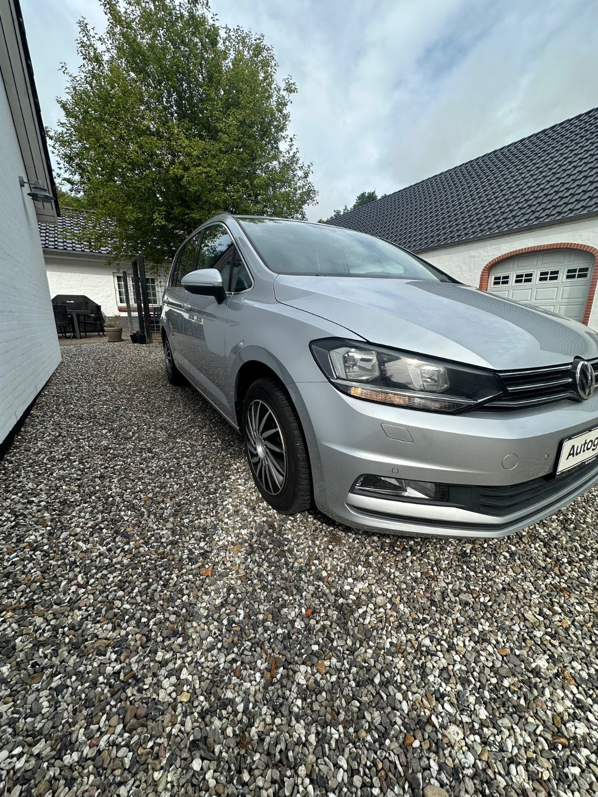Sølv VW Touran fra 2017