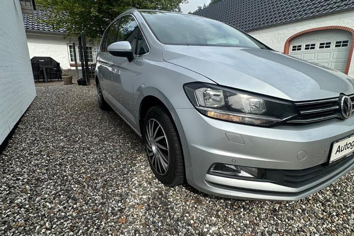 Sølv VW Touran fra 2017