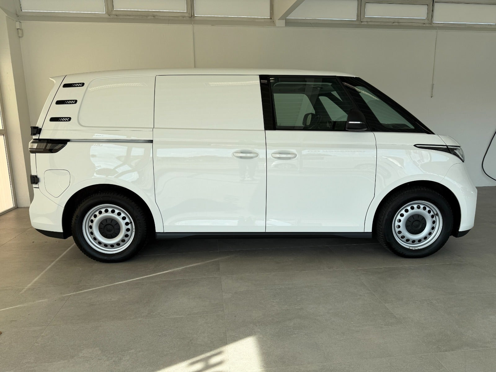 Hvid VW ID.Buzz fra 2024