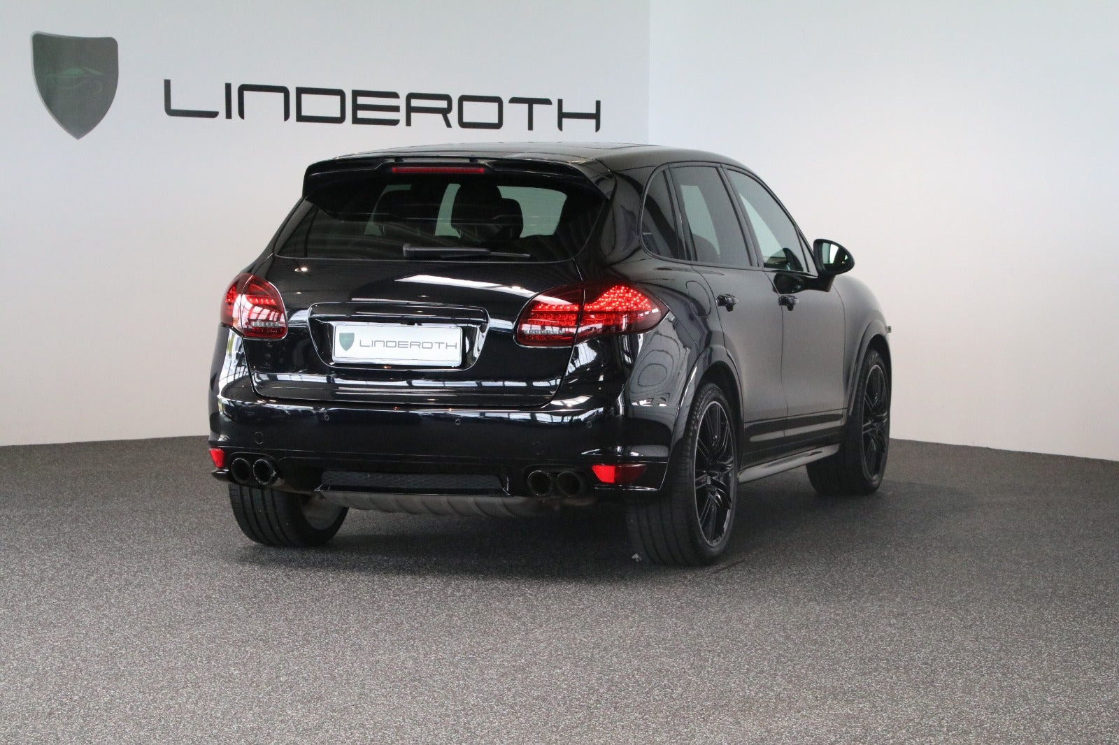 Sort Porsche Cayenne GTS fra 2014