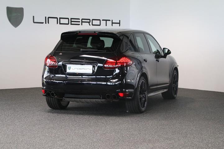 Sort Porsche Cayenne GTS fra 2014