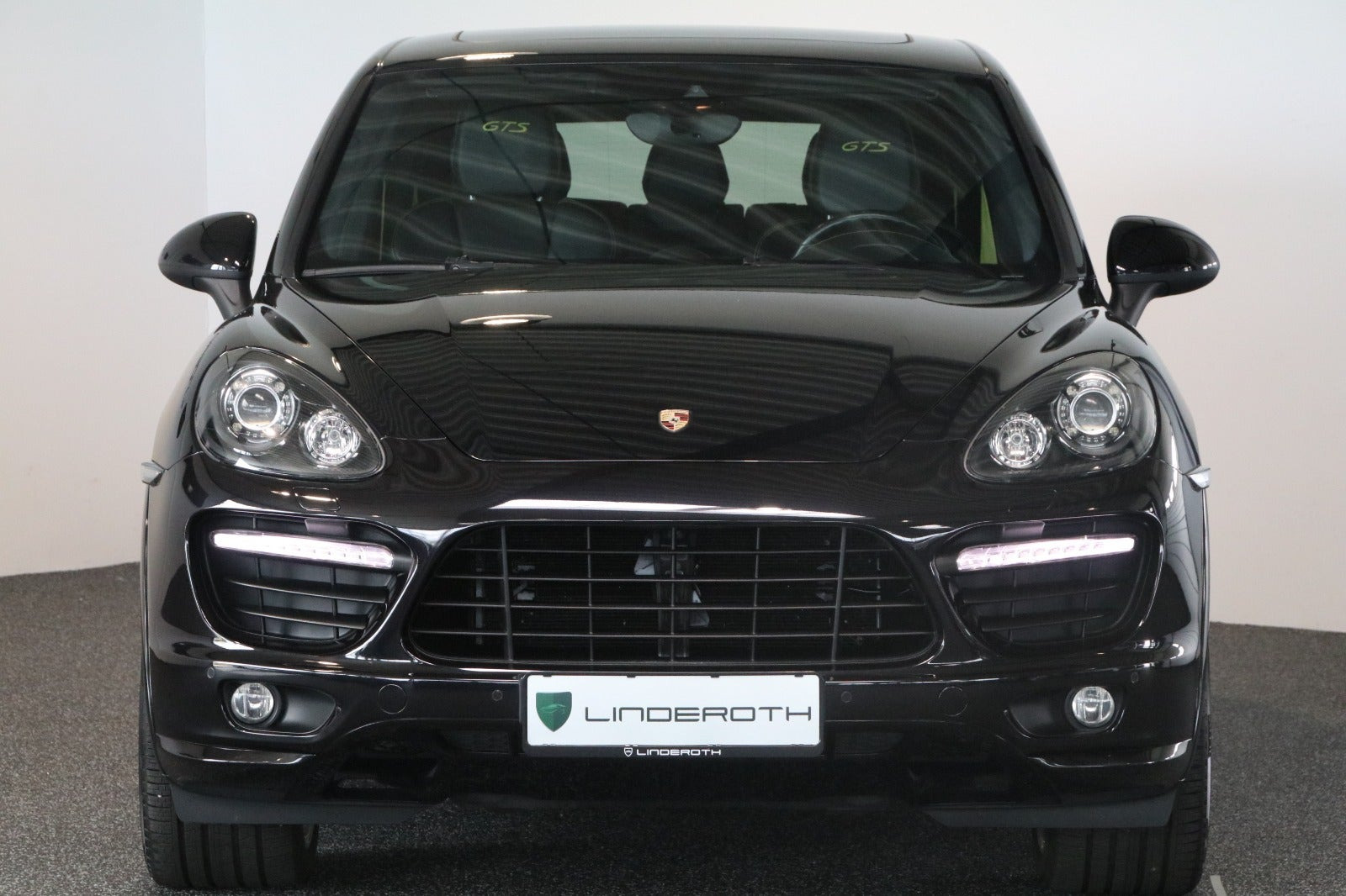 Sort Porsche Cayenne GTS fra 2014