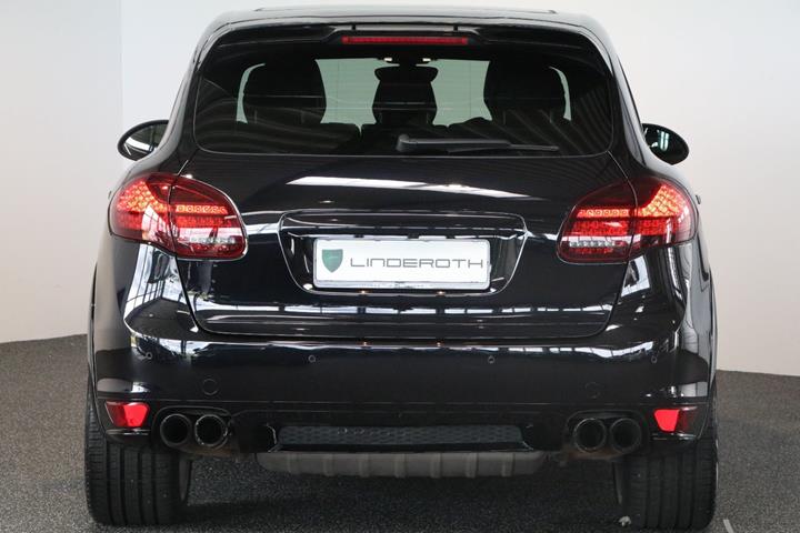 Sort Porsche Cayenne GTS fra 2014