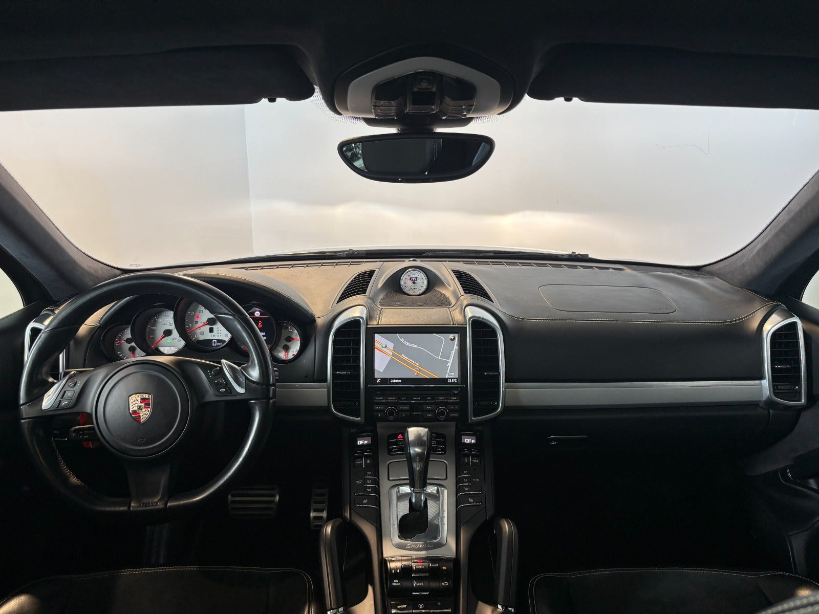 Sort Porsche Cayenne GTS fra 2014