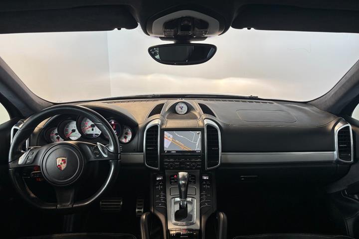 Sort Porsche Cayenne GTS fra 2014