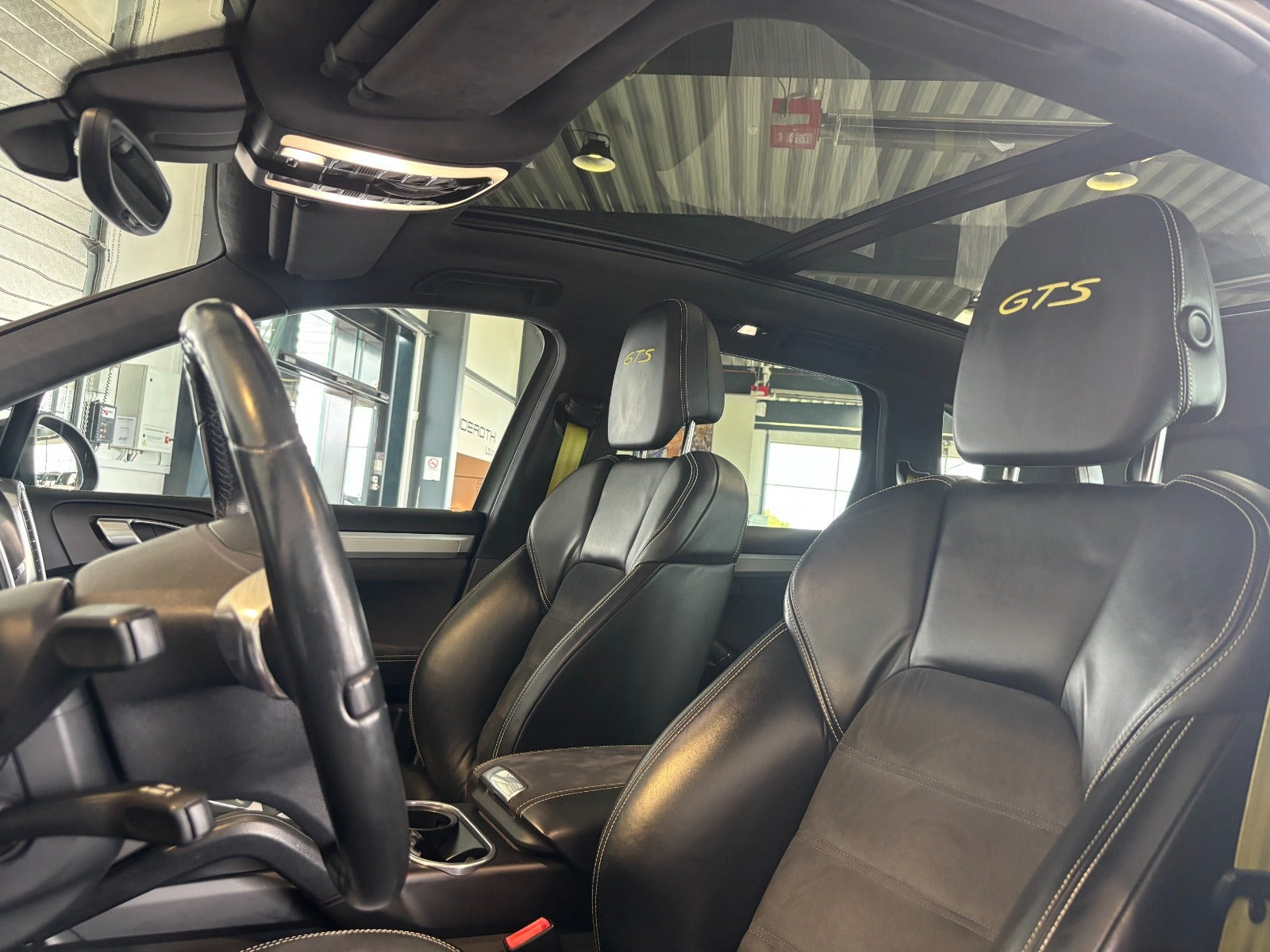 Sort Porsche Cayenne GTS fra 2014