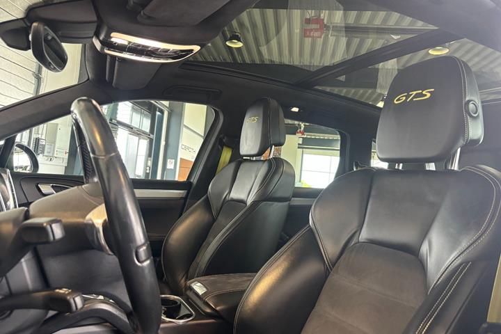Sort Porsche Cayenne GTS fra 2014