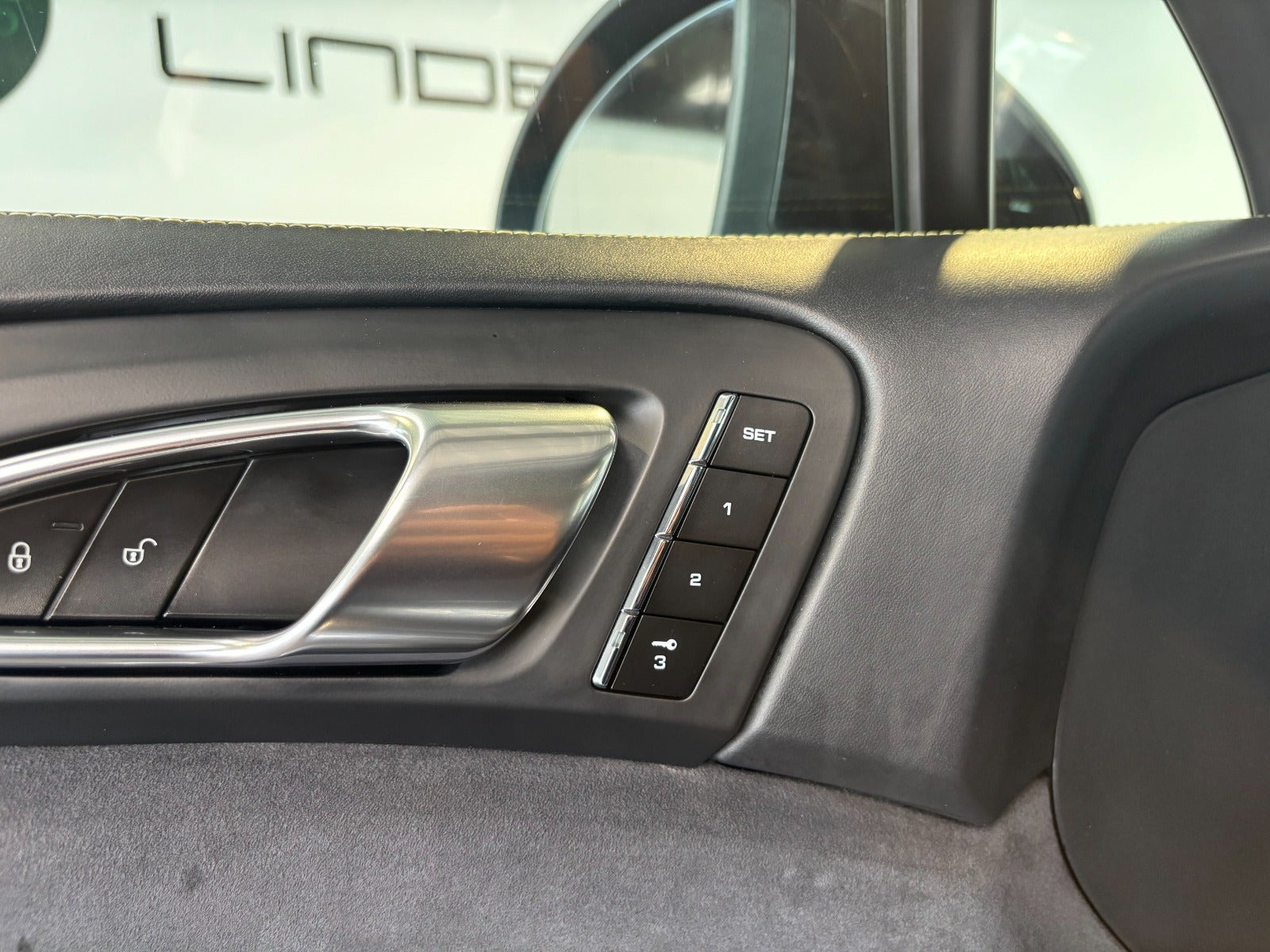 Sort Porsche Cayenne GTS fra 2014