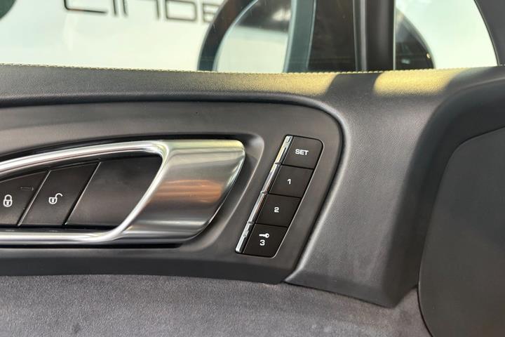 Sort Porsche Cayenne GTS fra 2014