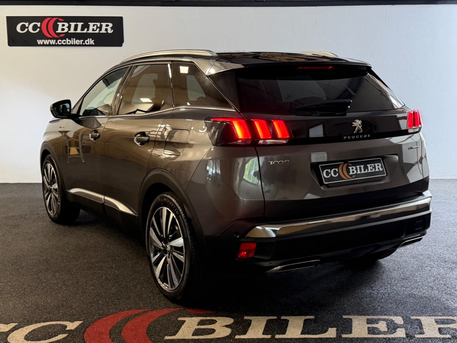 Grå Peugeot 3008 fra 2020