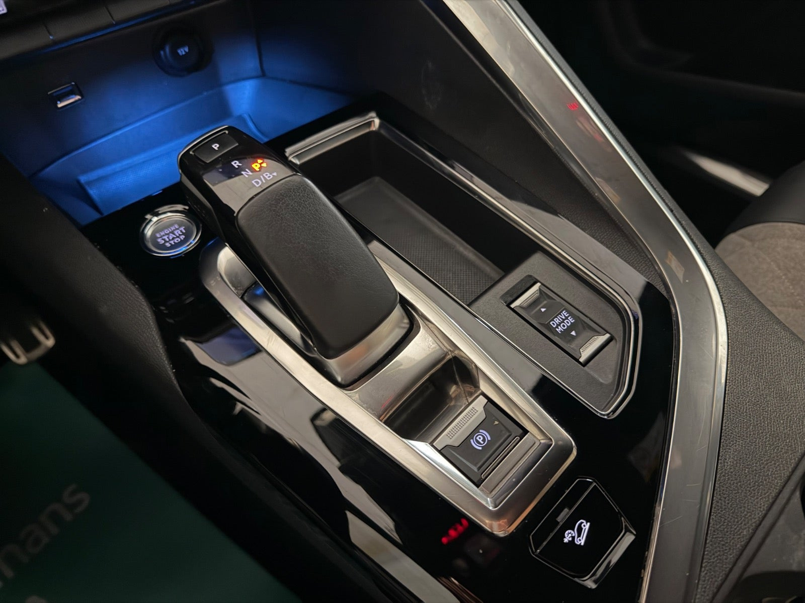 Grå Peugeot 3008 fra 2020