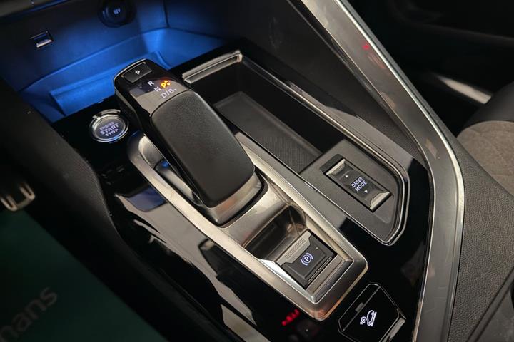 Grå Peugeot 3008 fra 2020