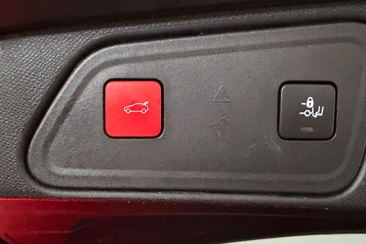 Grå Peugeot 3008 fra 2020