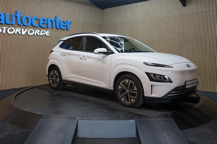 Hvid Hyundai Kona fra 2023 set udefra