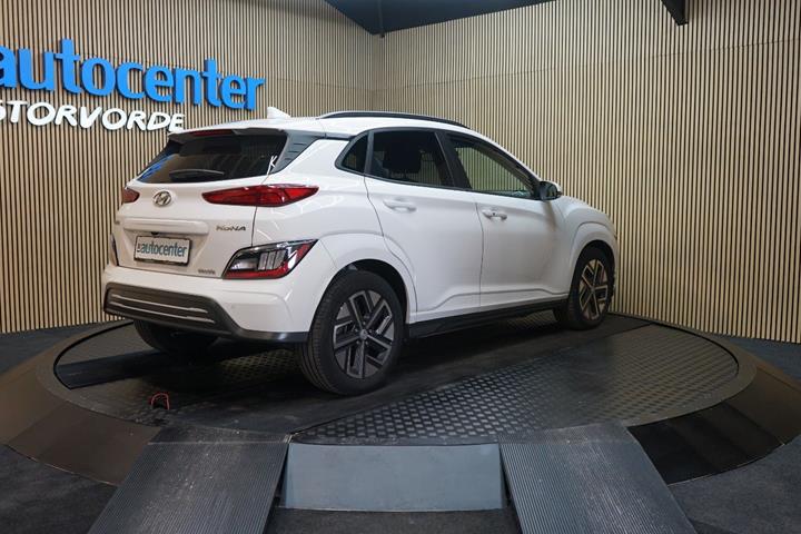 Hvid Hyundai Kona fra 2023